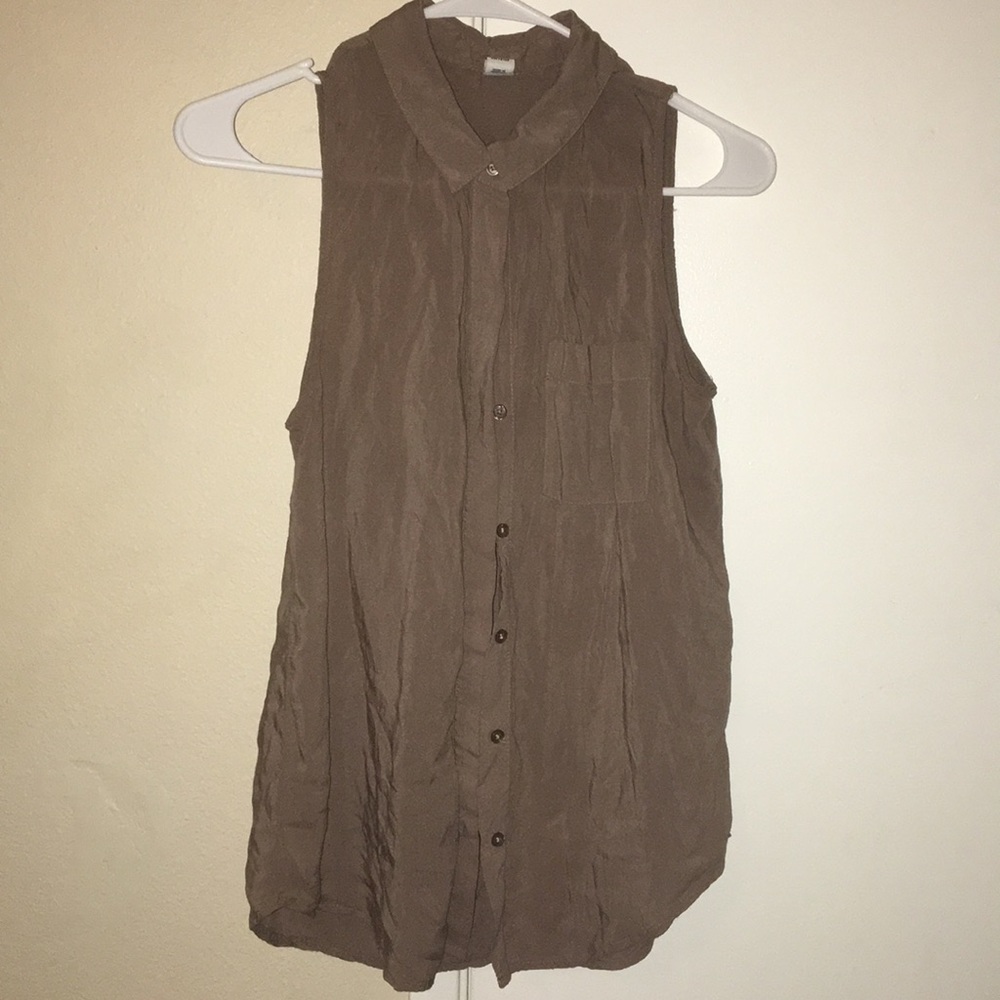 Sleeveless button down top